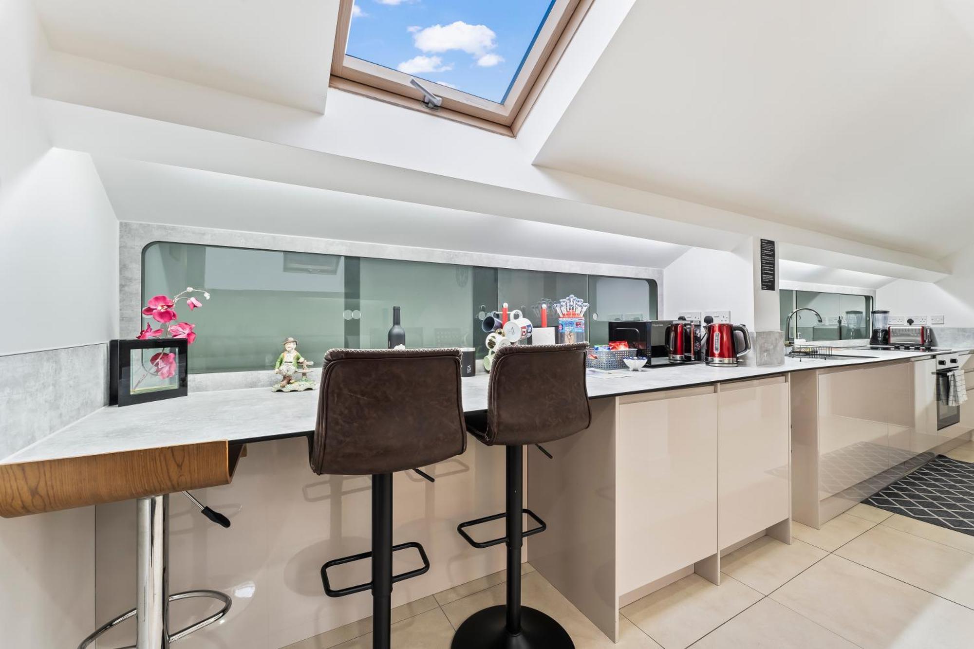 Exquisite 2-Bedroom Penthouse-Sleeps 7-Free Parking With Workstations & High-Speed Wifi Birmingham Exterior photo